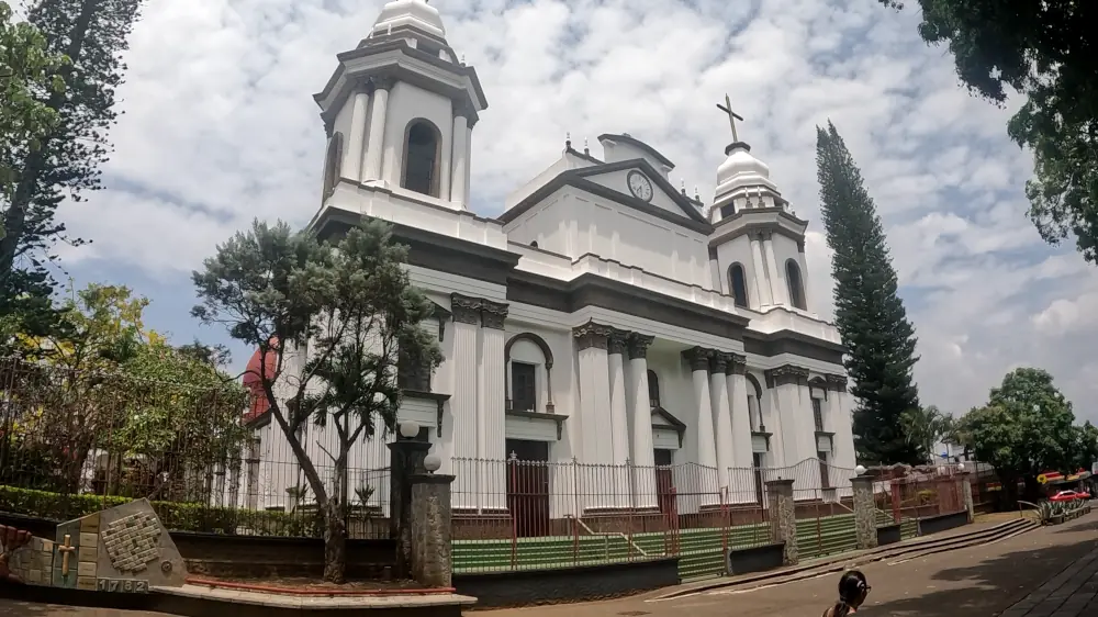 Façade blanche de la cathédrale d'Alajuela et ses deux clochers