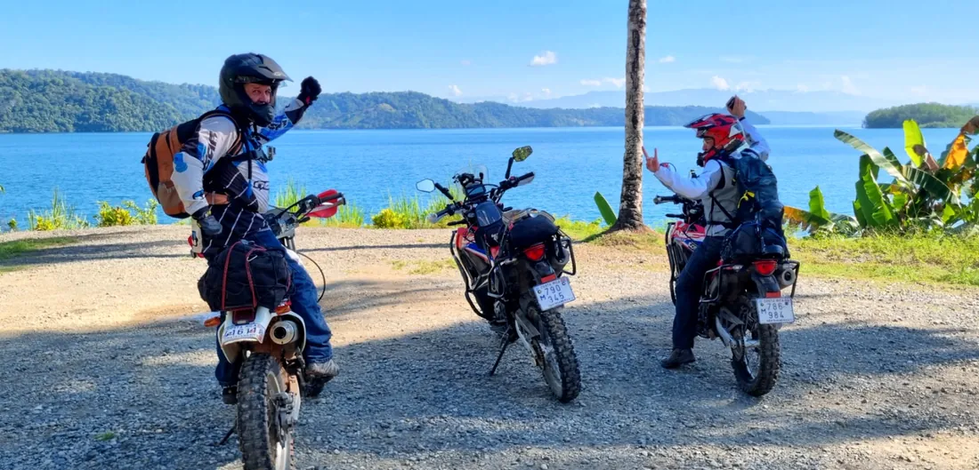 Trois riders saluent au bord de l'eau
