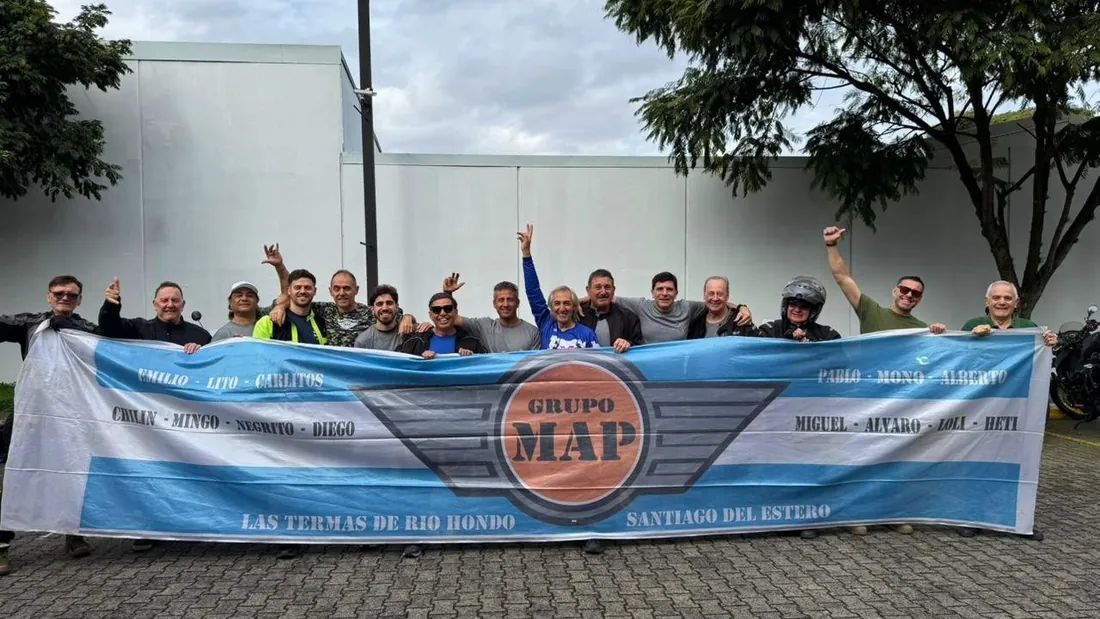 Un groupe venu d'Argentine et sa banderole