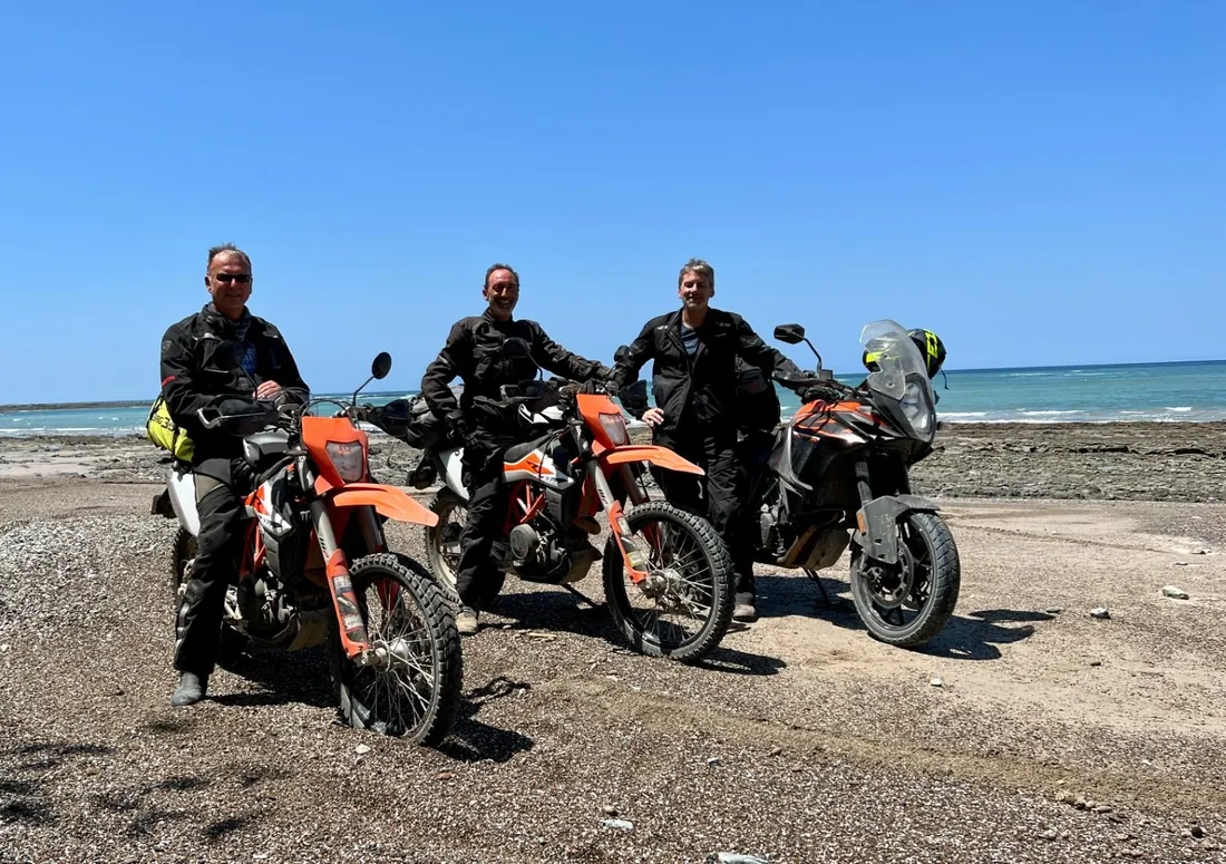 Trois riders sur une plage de galets