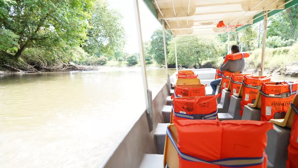 Bateau aux gilets de sauvetage orange sur le río La Suerte