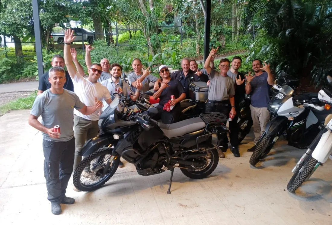 Départ d'un groupe devant l'agence