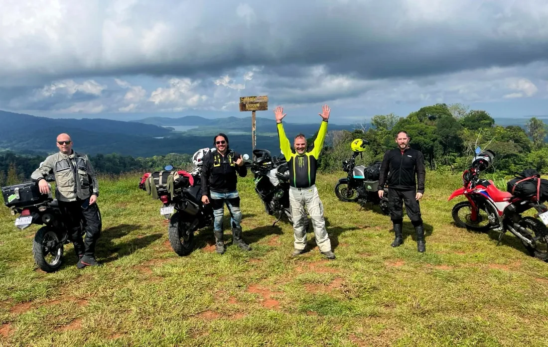 Avec ou sans guide : comment choisir votre tour à moto
