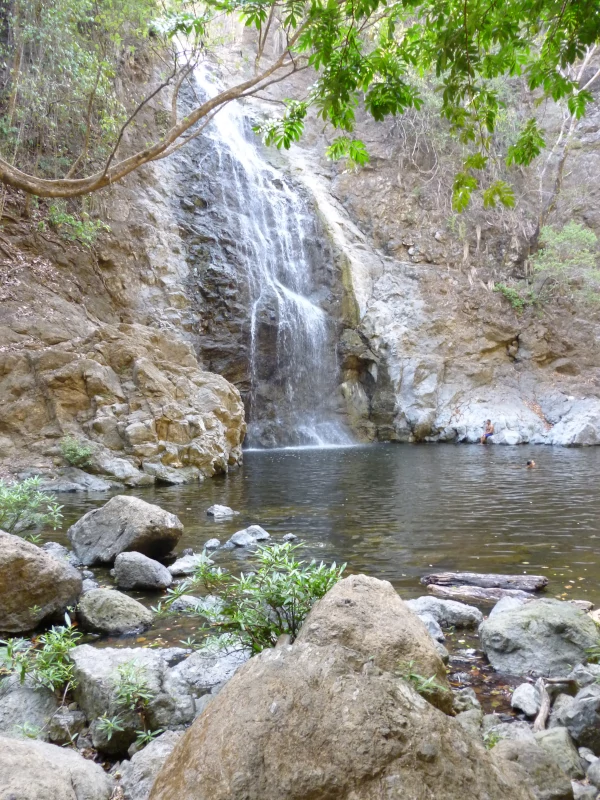 La cascade du bas de Montezuma et son bassin, entourés de rochers
