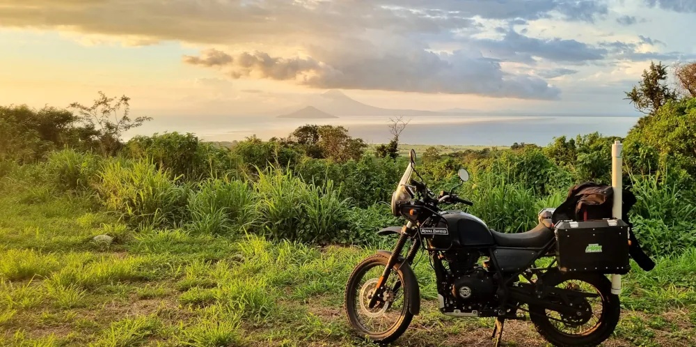 Une Royal Enfield garée face au lac Nicaragua, avec le volcan d'Ometepe en arrière-plan