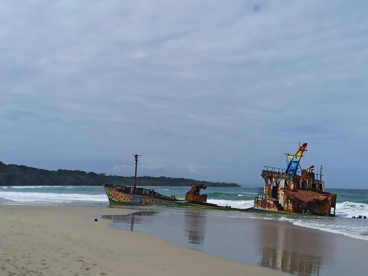 Épave rouillée d'un bateau échouée sur la plage, à Puerto Viejo