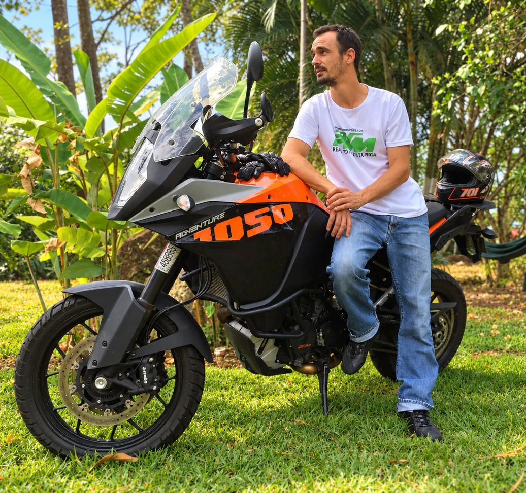 Seb, fondateur et guide de Pura Vida Motorbike, sur une KTM 1050 Adventure au Costa Rica