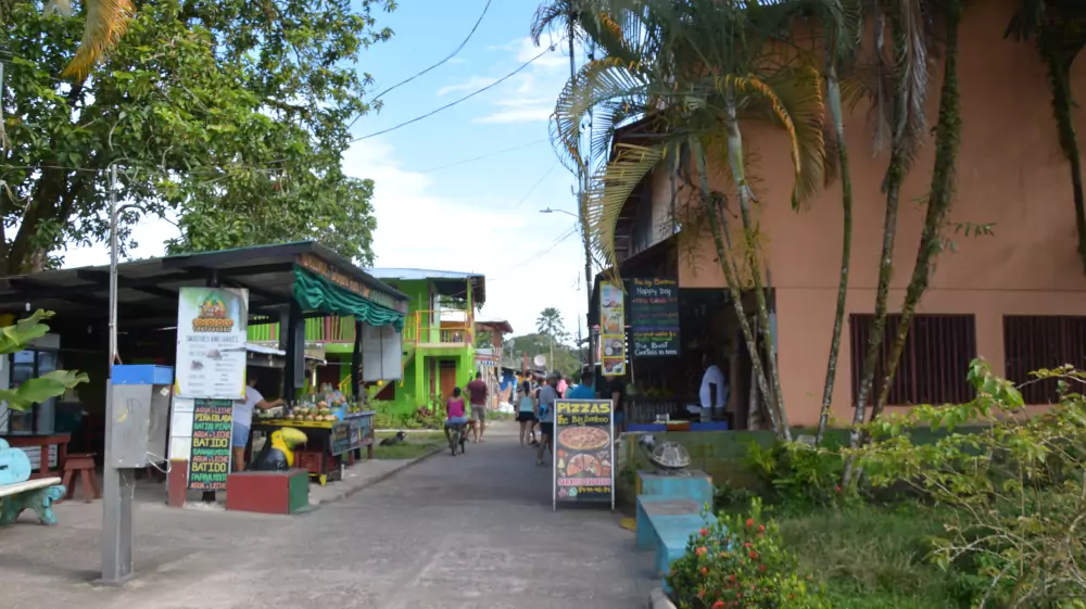 Rue du centre de Tortuguero avec ses boutiques, ses piétons et ses cyclistes