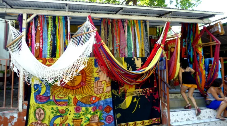 Boutique d'artisanat de Montezuma avec des hamacs et des paréos colorés