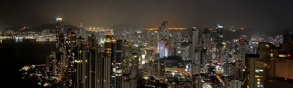 Les gratte-ciel de Panama City illuminés la nuit